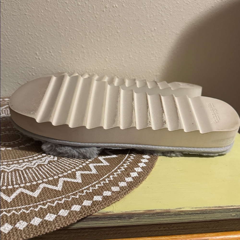 EUC Koolaburra by Ugg Women's Soft Gray Sandals - Picture 6 of 8
